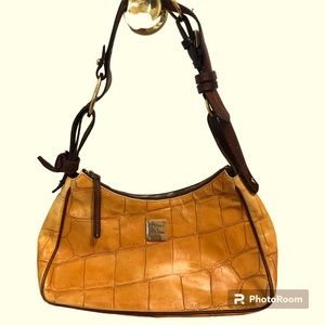 Vintage Dooney and Bourke all leather purse. Great condition.